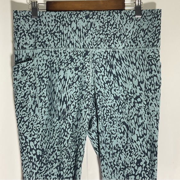 Athleta Salutation Stash Pocket II 7/8 Printed Grey Black Tight Leggings Size XL - Picture 3 of 13